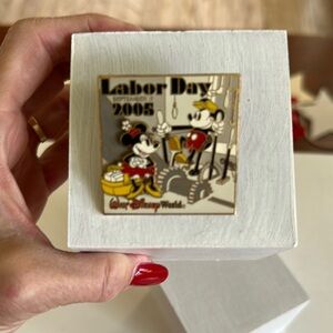 Disney Labor Day 2005 Collector’s Pin with Mickey and Minnie 2D Raised